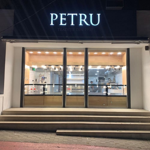 Amenajare spatiu fatada si caseta luminoasa